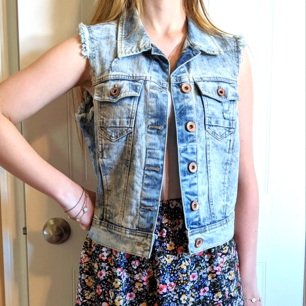Bershka Distressed Light Wash Collared Crop Denim Vest Size M